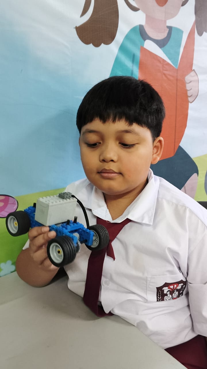 Praktik eksperimen mekanika dalam kegiatan ekstrakurikuler