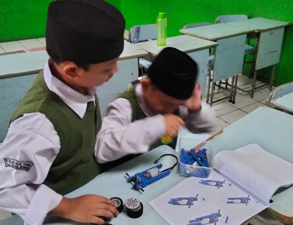 Siswa membangun struktur mekanik di ekstrakurikuler