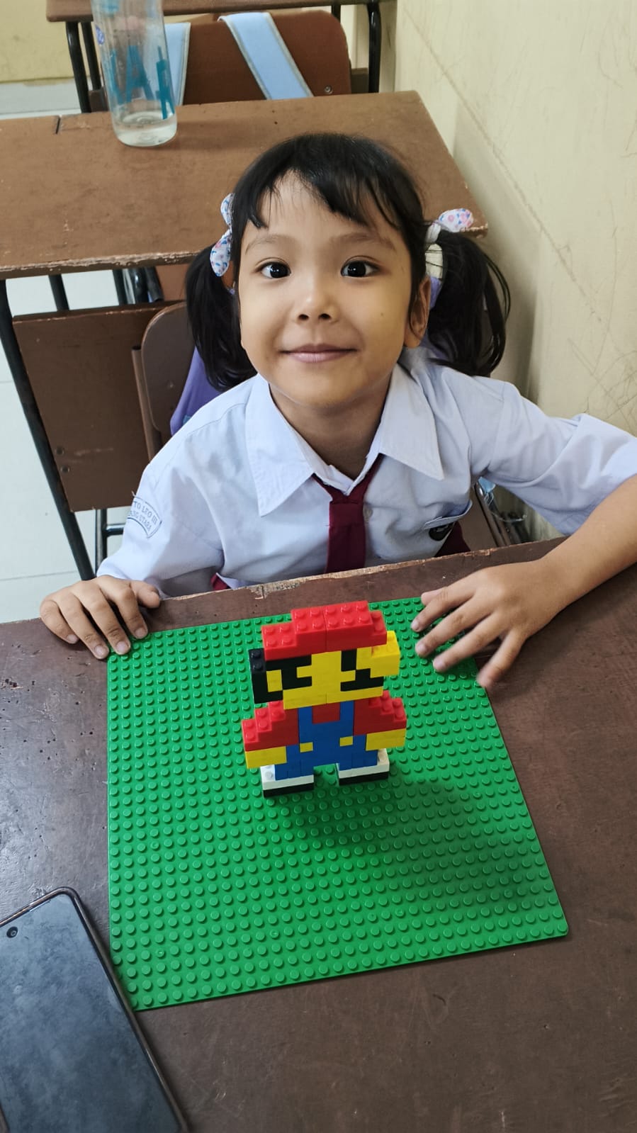 Kegiatan ekstrakurikuler mozaik - siswa membuat karya seni