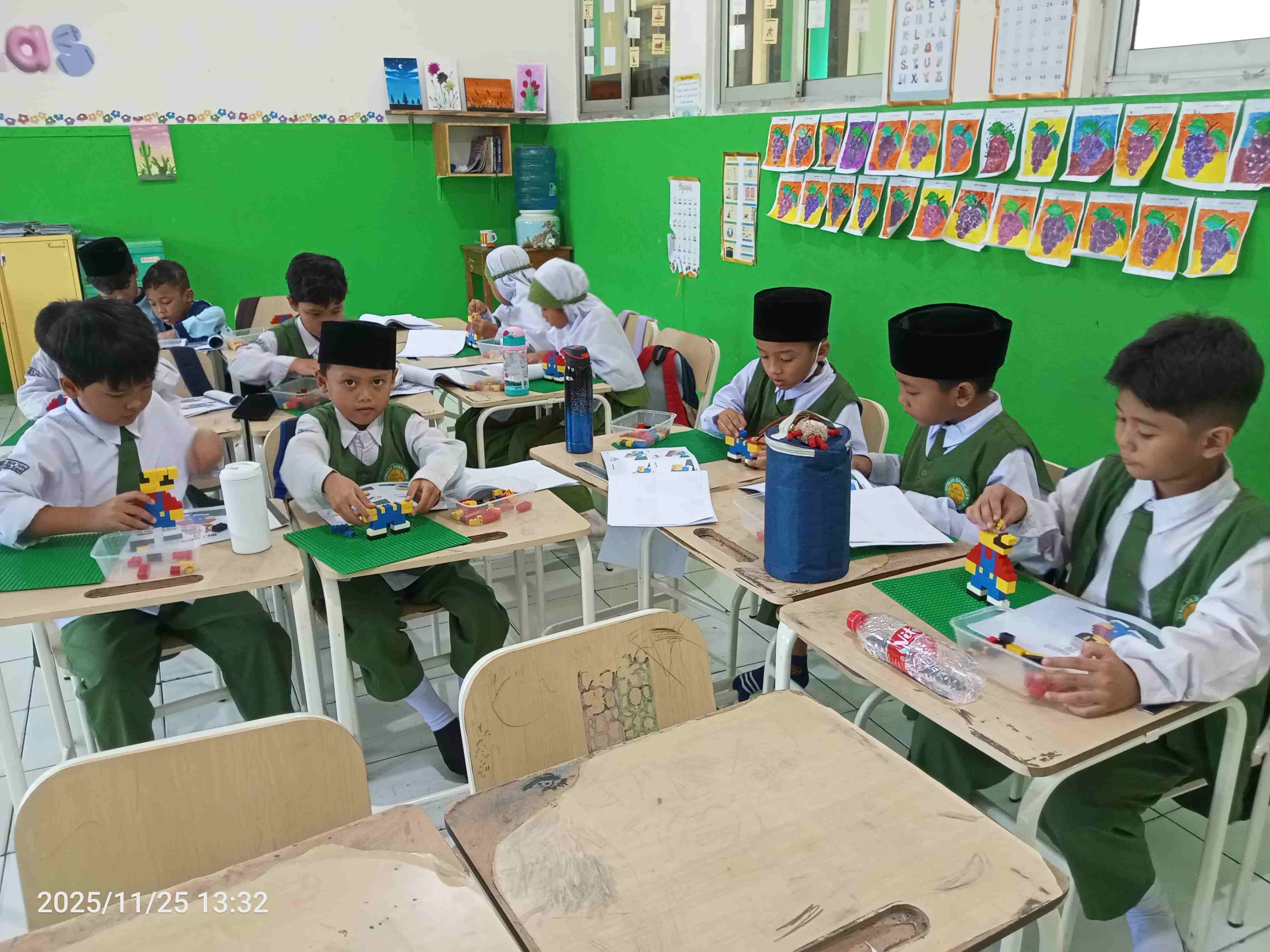 Kerja sama siswa dalam proyek mozaik ekstrakurikuler