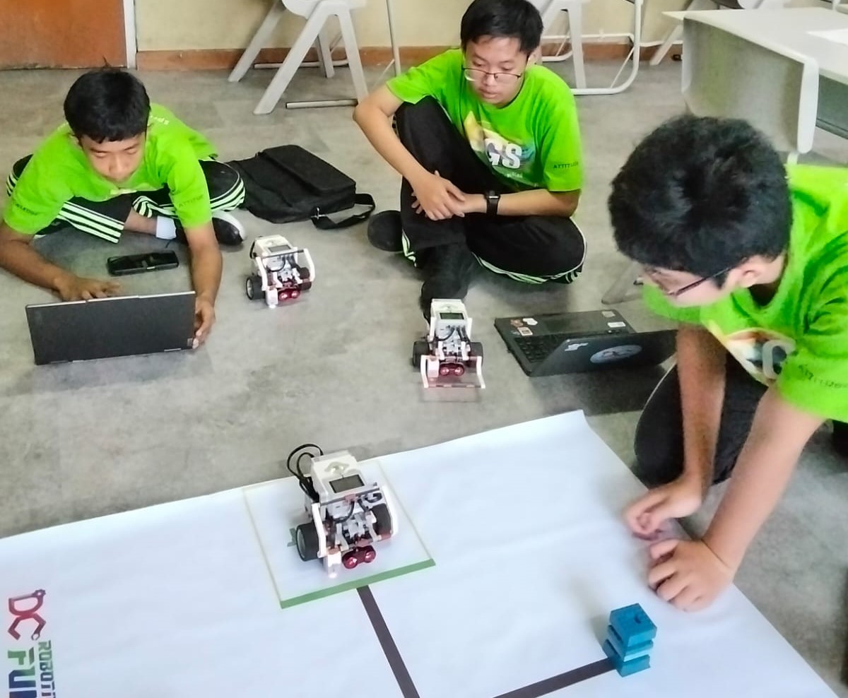 Kompetisi robotik ekstrakurikuler dengan robot EV3