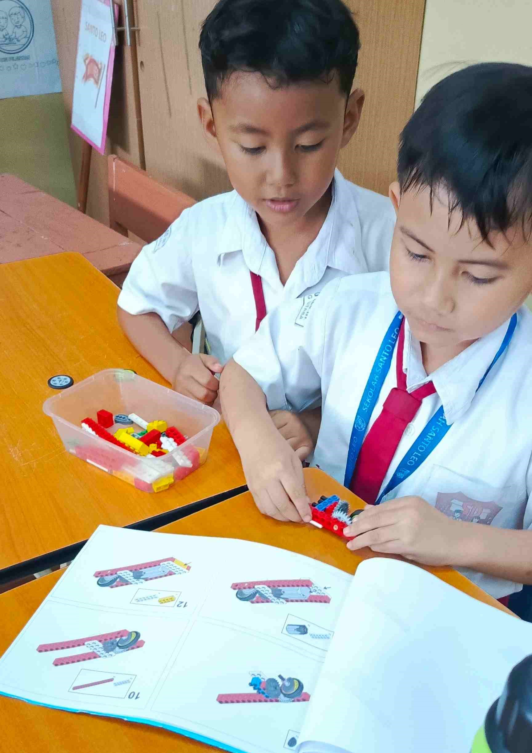 Siswa mempresentasikan proyek robotika WeDo mereka