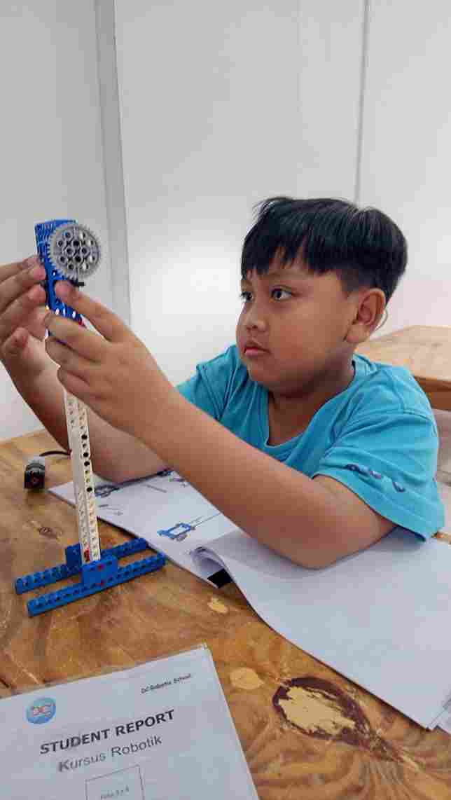 Siswa mempelajari sistem gear dan roda gigi dalam pembelajaran mekanika dasar