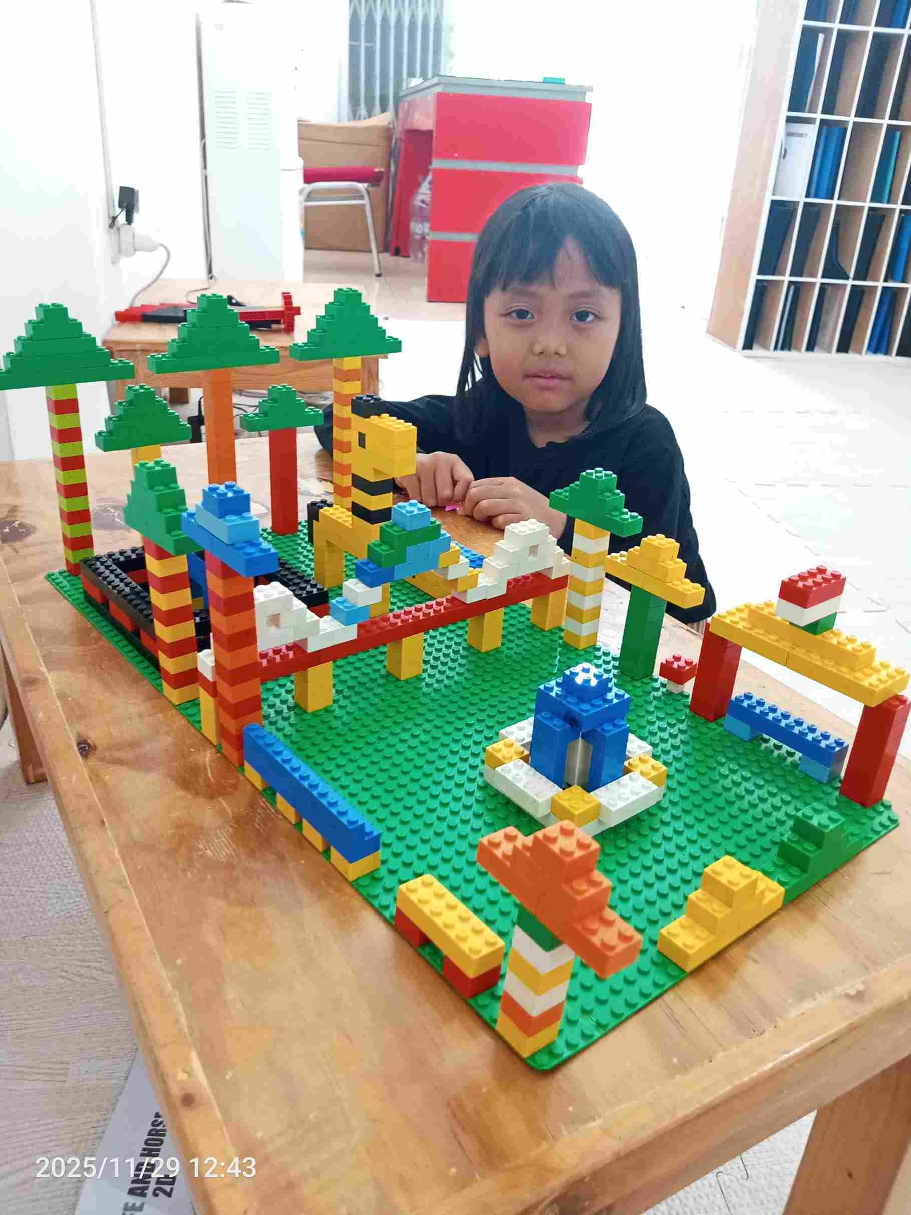 Siswa sedang membuat karya seni mozaik dengan potongan kertas warna-warni