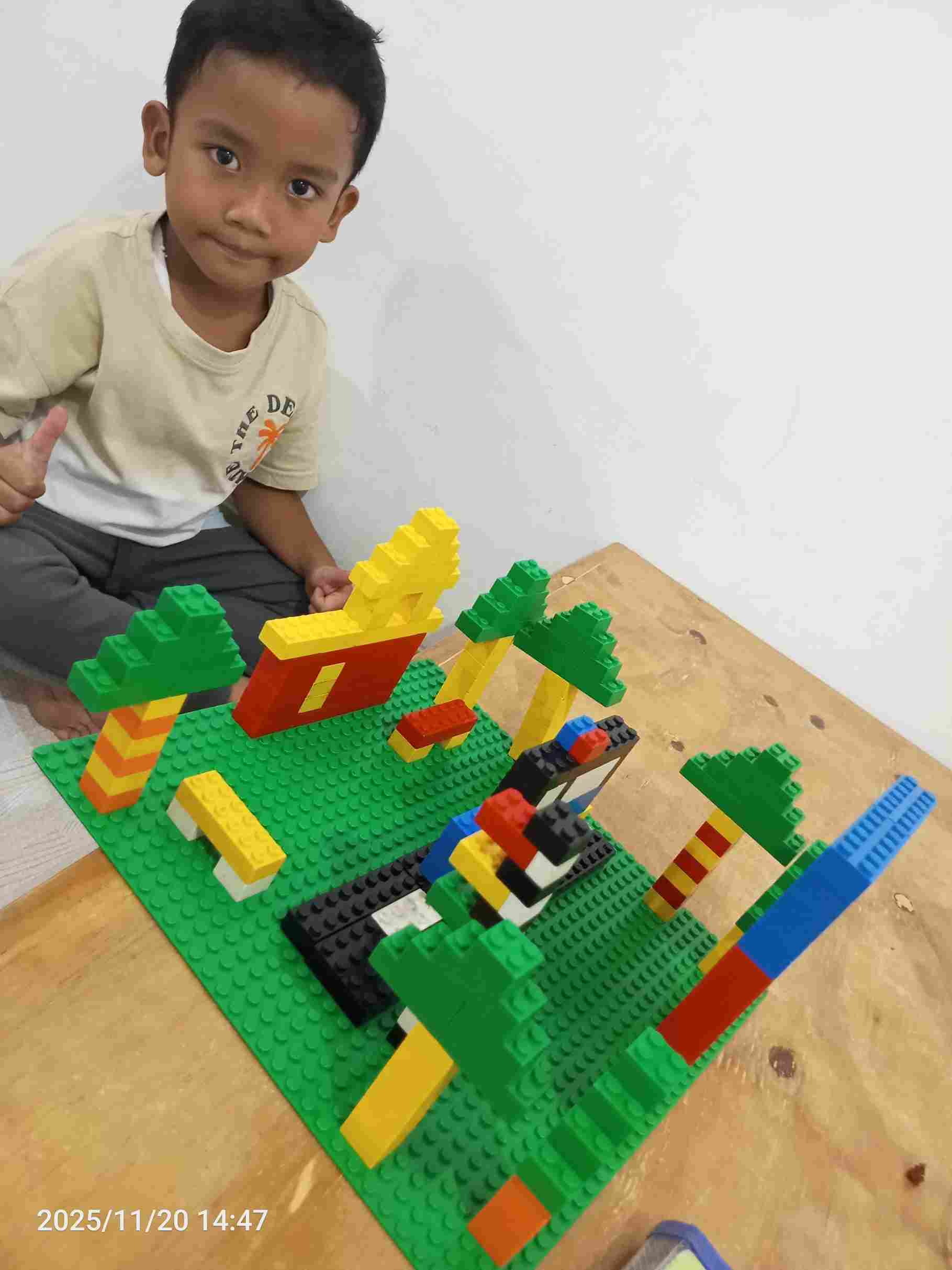 Anak-anak belajar teknik mozaik di ruang kelas