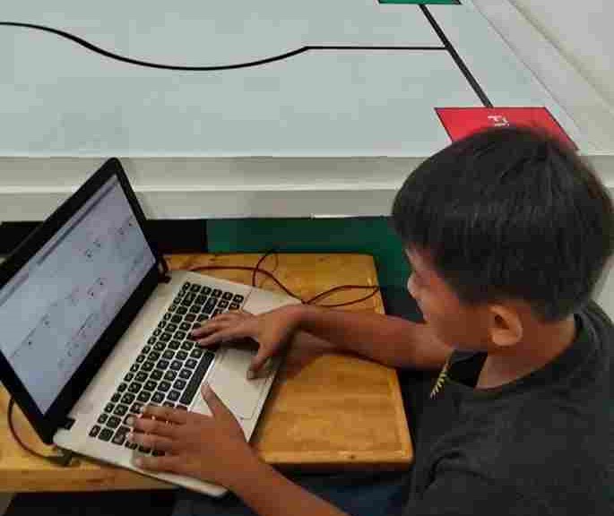 Kegiatan pemrograman robot EV3 menggunakan laptop