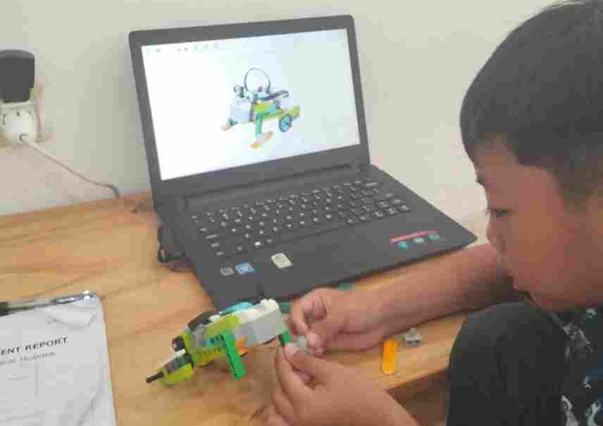 Siswa mengerjakan proyek robotika dengan LEGO WeDo 2.0